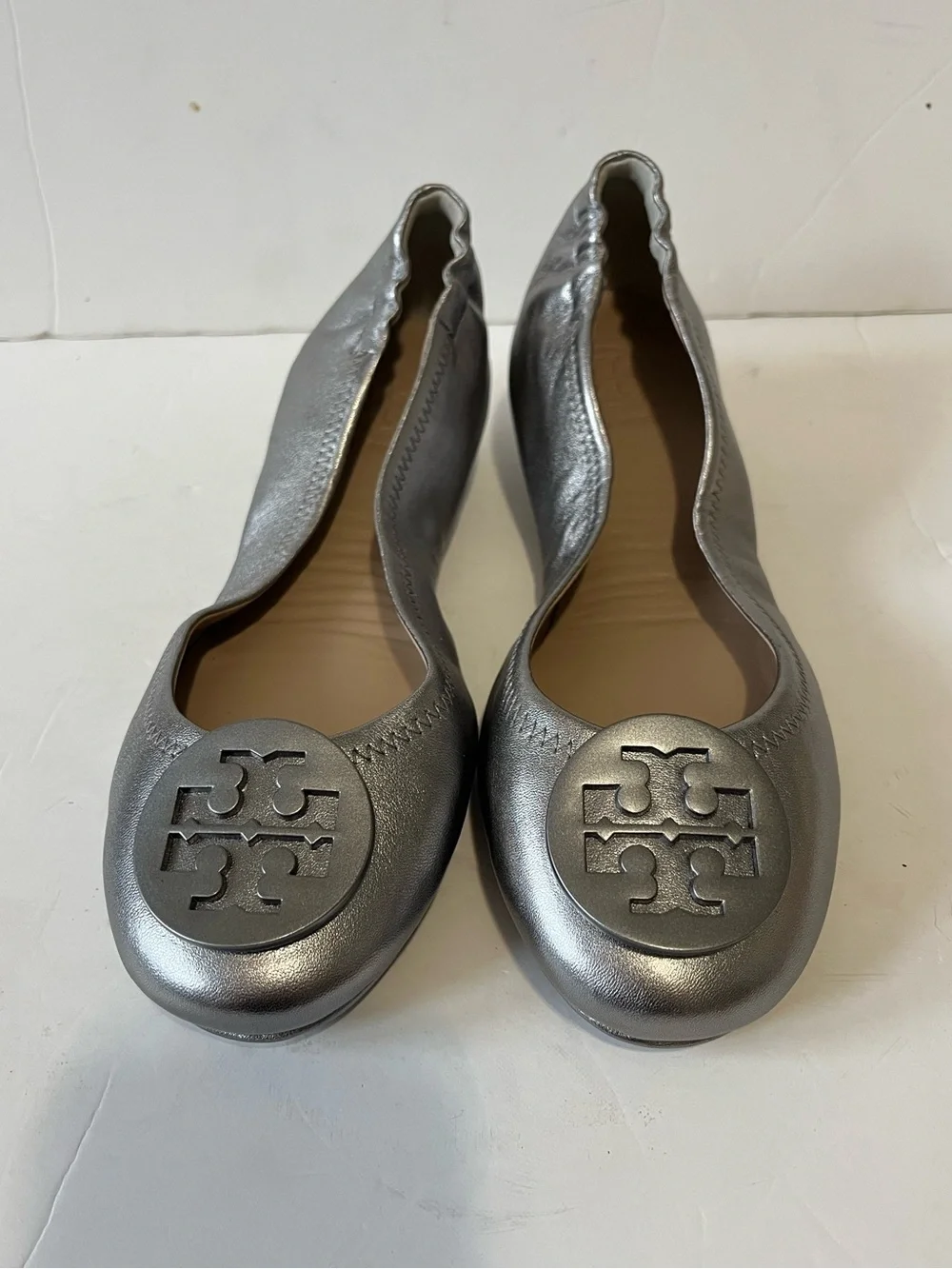 Tory Burch Silver Leather Logo Round-Toe Ballet Flats size 7.5M